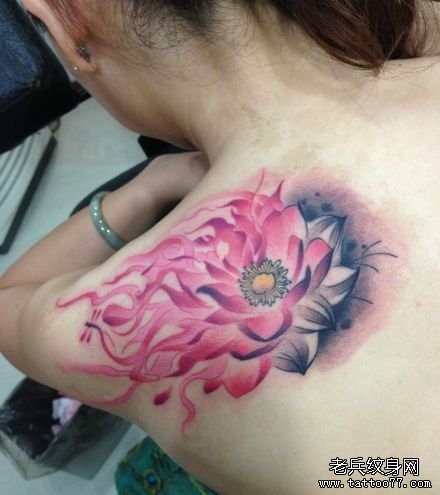 女生肩背一款彩色水墨莲花纹身图案