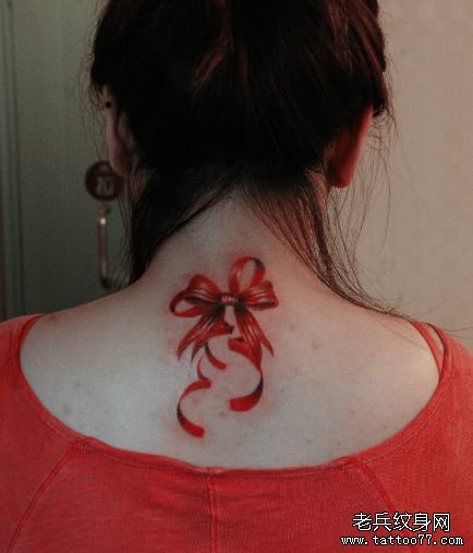 女生背部一款彩色蝴蝶结纹身图案
