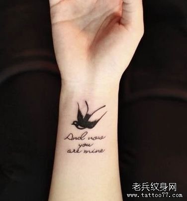 女孩子手腕处小燕子与字母纹身图案