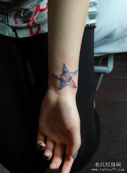 女孩子手腕处五角星与星空纹身图案