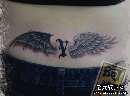 比较流行的腰部天使与恶魔翅膀纹身图案