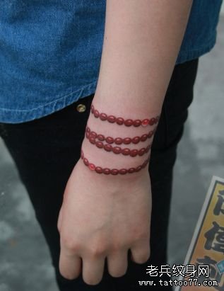 女孩子手臂流行的佛珠手链纹身图案