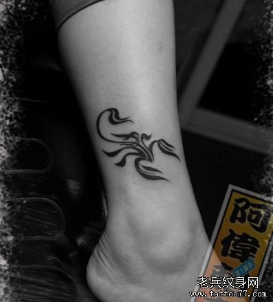女孩子腿部简单的一款图腾蝎子纹身图案