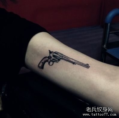 女生手臂一款小手枪纹身图案