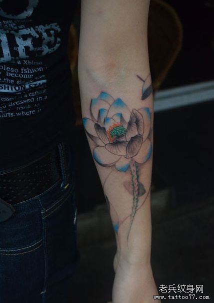 女孩子手臂时尚的水墨画莲花纹身图案