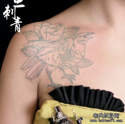 女孩子肩膀处小鸟纹身图案