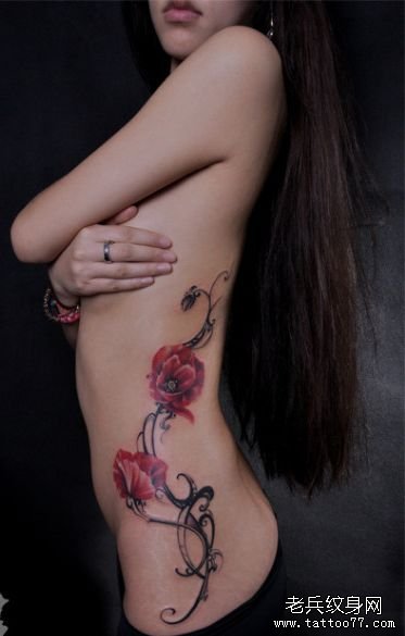 美女侧腰时尚的花卉纹身图案