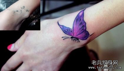 美女手腕处彩色小蝴蝶纹身图案