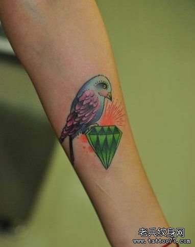 女生手臂一款彩色小鸟与钻石纹身图案