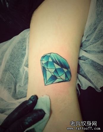 美女手臂内侧一款彩色钻石纹身图案