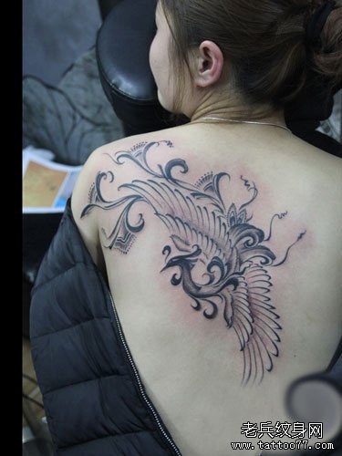 女生背部一款图腾凤凰纹身图案_武汉纹身店之