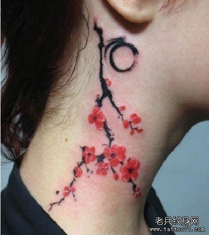 女生脖子处唯美的梅花纹身图案