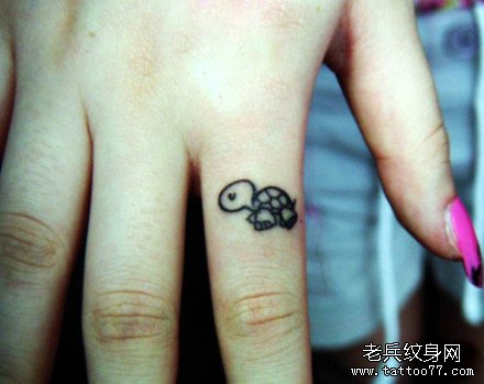 女孩子手指可爱的小乌龟纹身图案