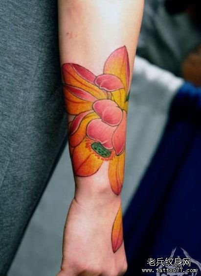 女生手臂精美的彩色莲花纹身图案