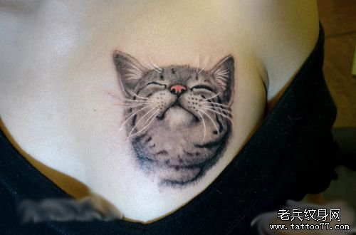 美女胸部一款猫咪纹身图案_武汉纹身店之家:老