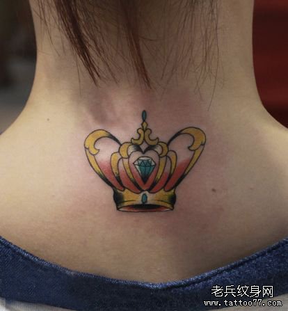 女孩子背部时尚流行的皇冠纹身图案
