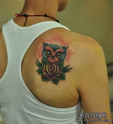男生肩背一款猫头鹰纹身图案