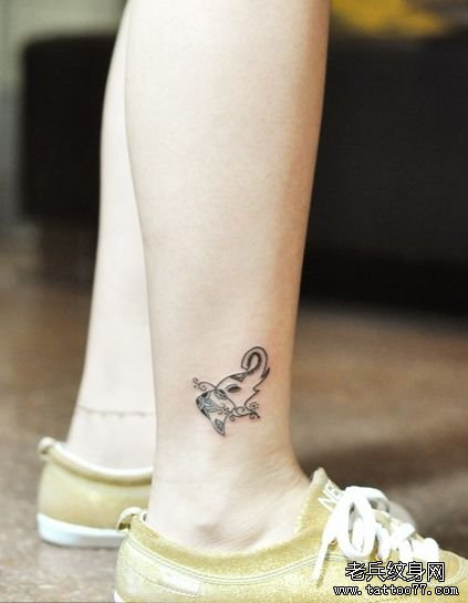 女生腿部流行精美的小象纹身图案