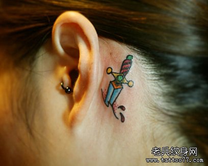 女孩子耳部一款小匕首纹身图案