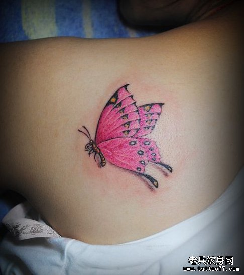 美女肩背好看的彩色蝴蝶纹身图案