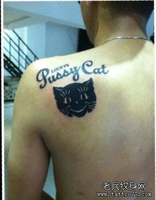 男生肩背可爱的图腾猫咪与字母纹身图案_武汉