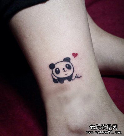 女生腿部可爱的图腾小熊猫纹身图案