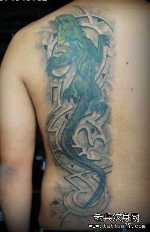 男人背部一款彩色蜥蜴纹身图案