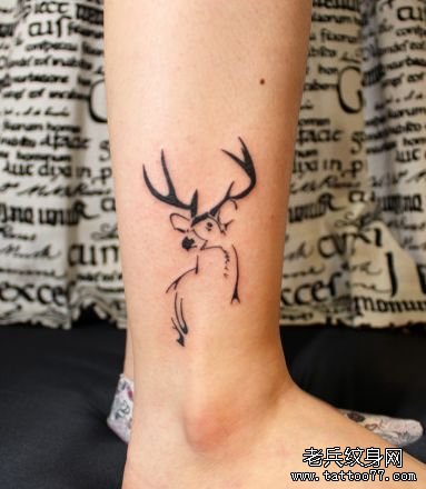 女生腿部一款图腾小鹿纹身图案