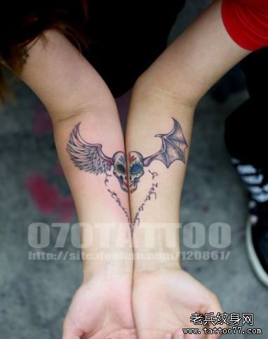 手臂时尚精美的情侣骷髅与翅膀纹身图案