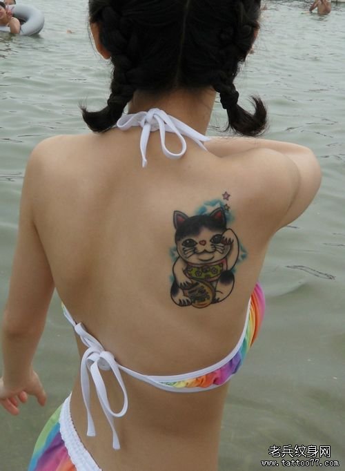 美女背部好看的招财猫纹身图案