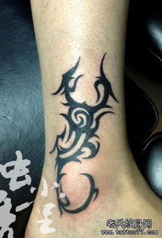 一款脚踝处图腾蝎子纹身图案