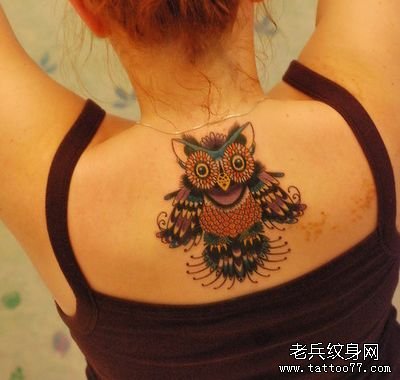 女孩子背部时尚精美的猫头鹰纹身图案