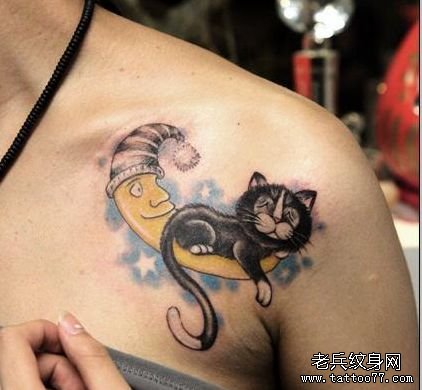 女孩子肩膀处可爱猫咪与月亮纹身图案