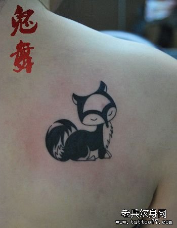 女生肩背可爱的图腾狐狸纹身图案_武汉纹身店