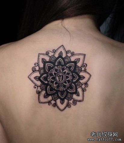 女生背部精美的花卉图腾纹身图案_武汉纹身店