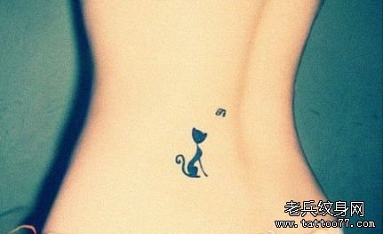 女生腰部可爱的图腾猫咪纹身图案_武汉纹身店