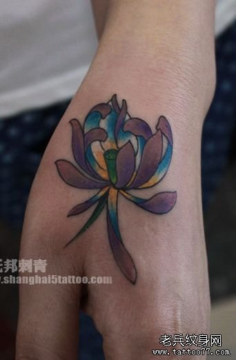 女孩子手臂一款彩色小莲花纹身图案