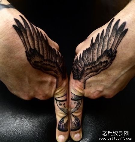 手臂一款黑白翅膀纹身图案