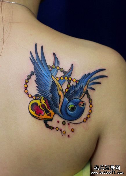 女孩子肩背彩色小燕子纹身图案