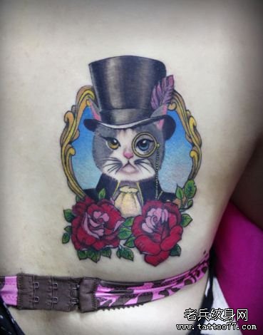 美女背部另类的猫咪纹身图案