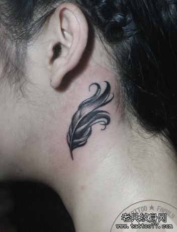 女孩子脖子处黑白羽毛纹身图案