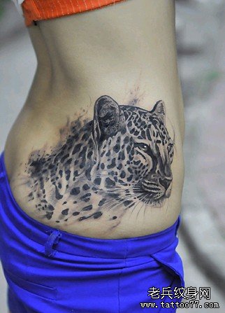 美女腰部一款黑白豹子纹身图案