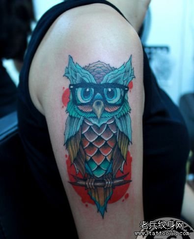 女孩子手臂欧美风格的猫头鹰纹身图案