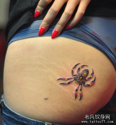 女生腿部一款彩色蜘蛛纹身图案