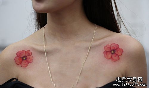 美女锁骨处漂亮的花卉纹身图案
