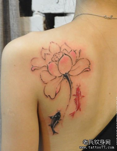 女生肩背好看时尚的水墨画莲花鲤鱼纹身图案