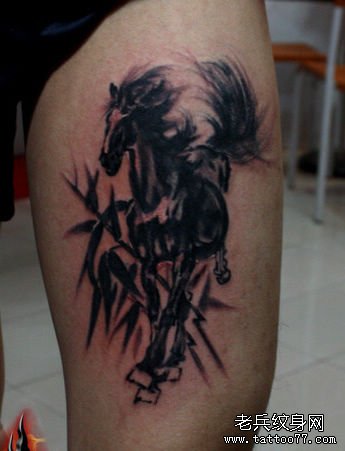 男人腿部中国风水墨画马纹身图案