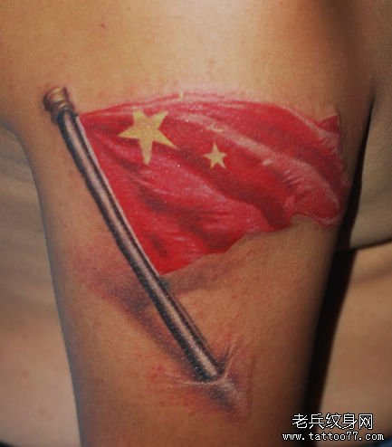 男人手臂一款国旗五星红旗纹身图案