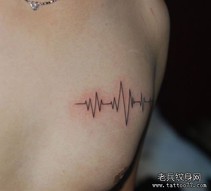 男人胸部一款心电图纹身图案