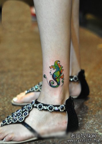 美女腿部漂亮的彩色海马纹身图案_武汉纹身店